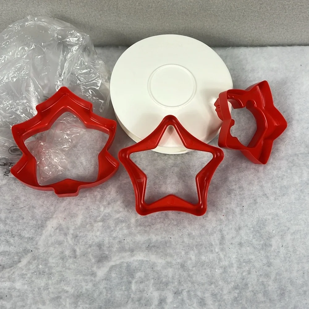 Tupperware Holiday Nesting Cookie Cutters with Storage Case Set‎ of 3 Red NWT
